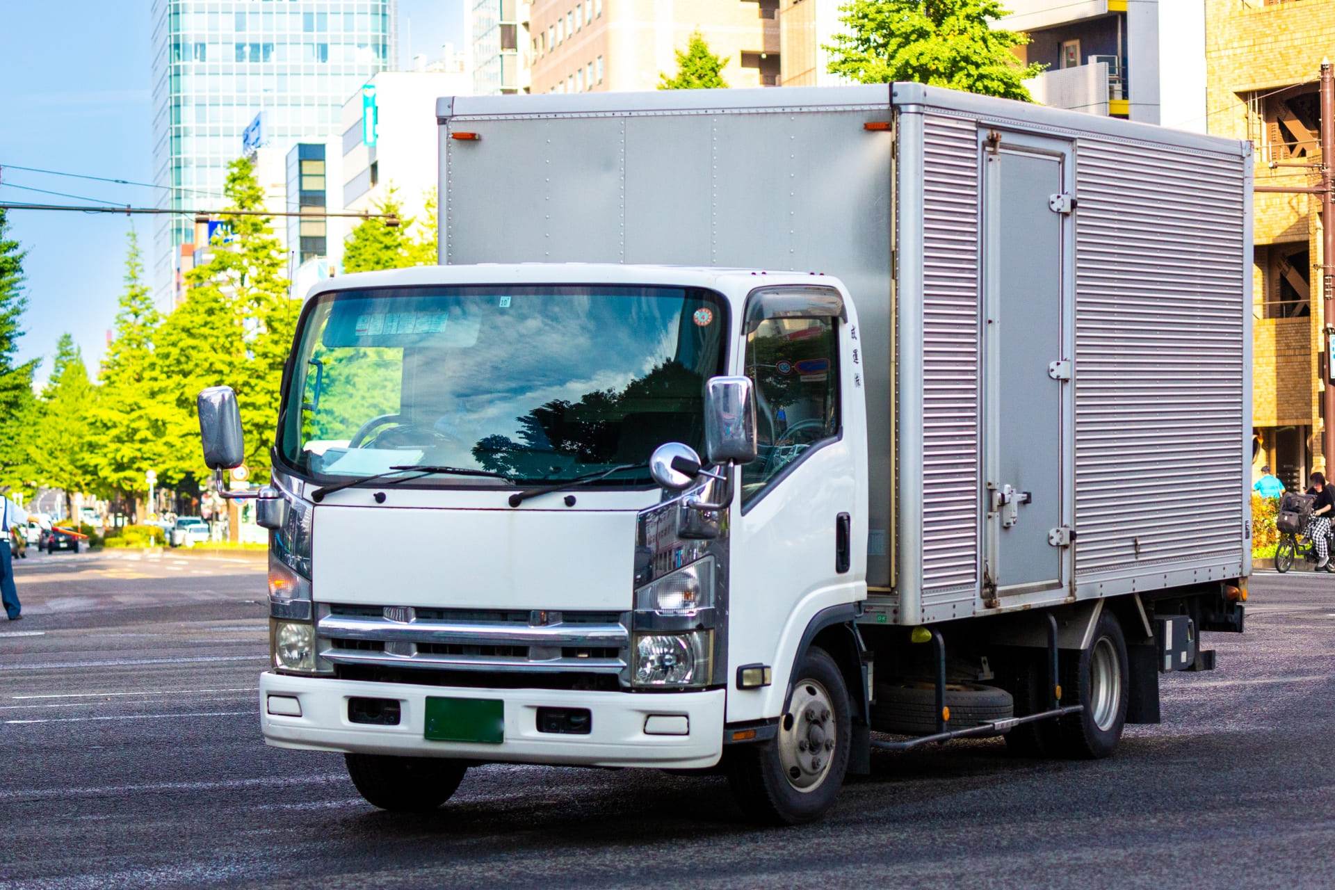 急ブレーキ時の荷崩れリスクを防ぐ！運送現場で実践すべき対策とは？