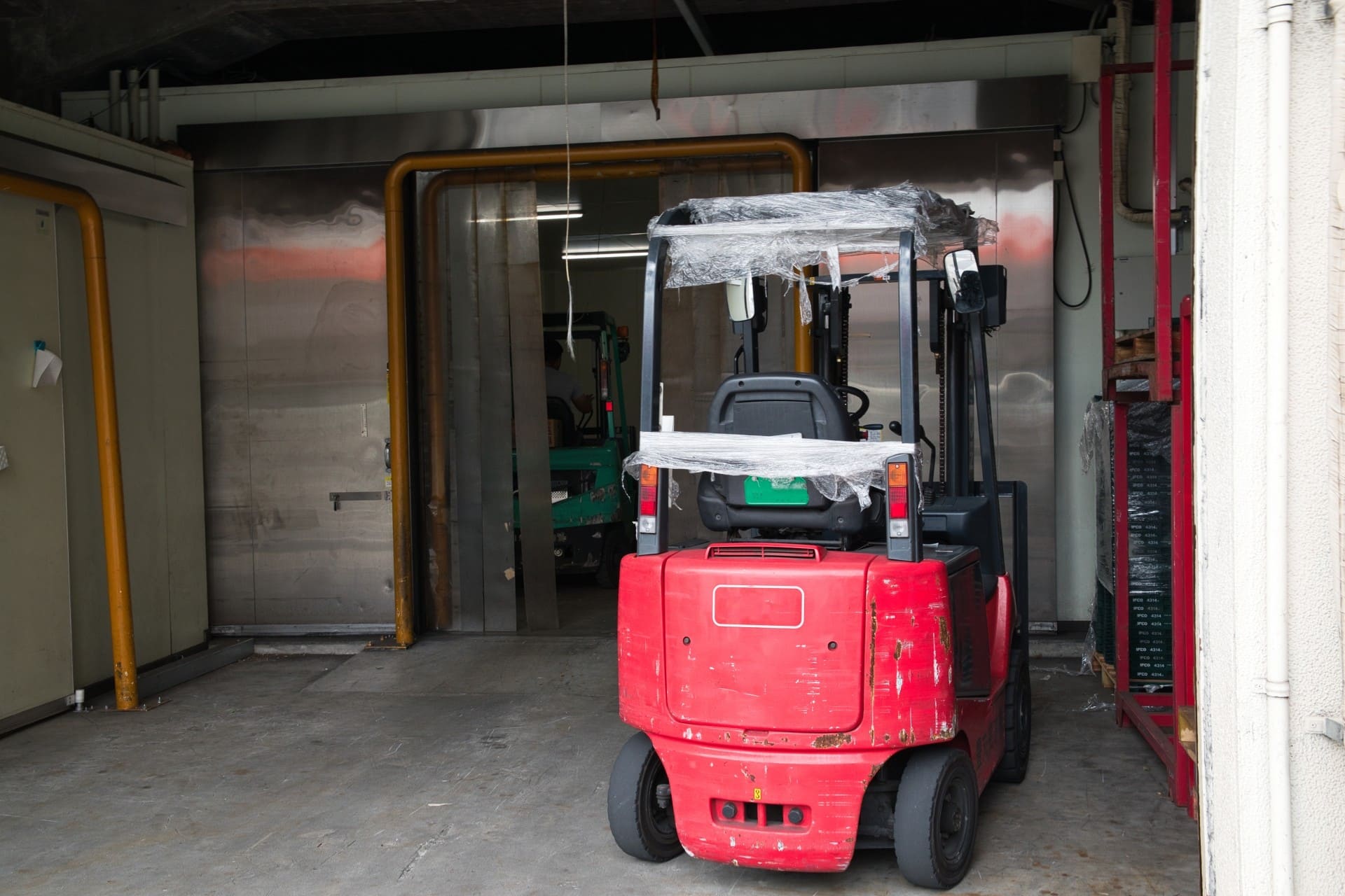 精密機器の荷役作業でフォークリフトを使う際の安全対策