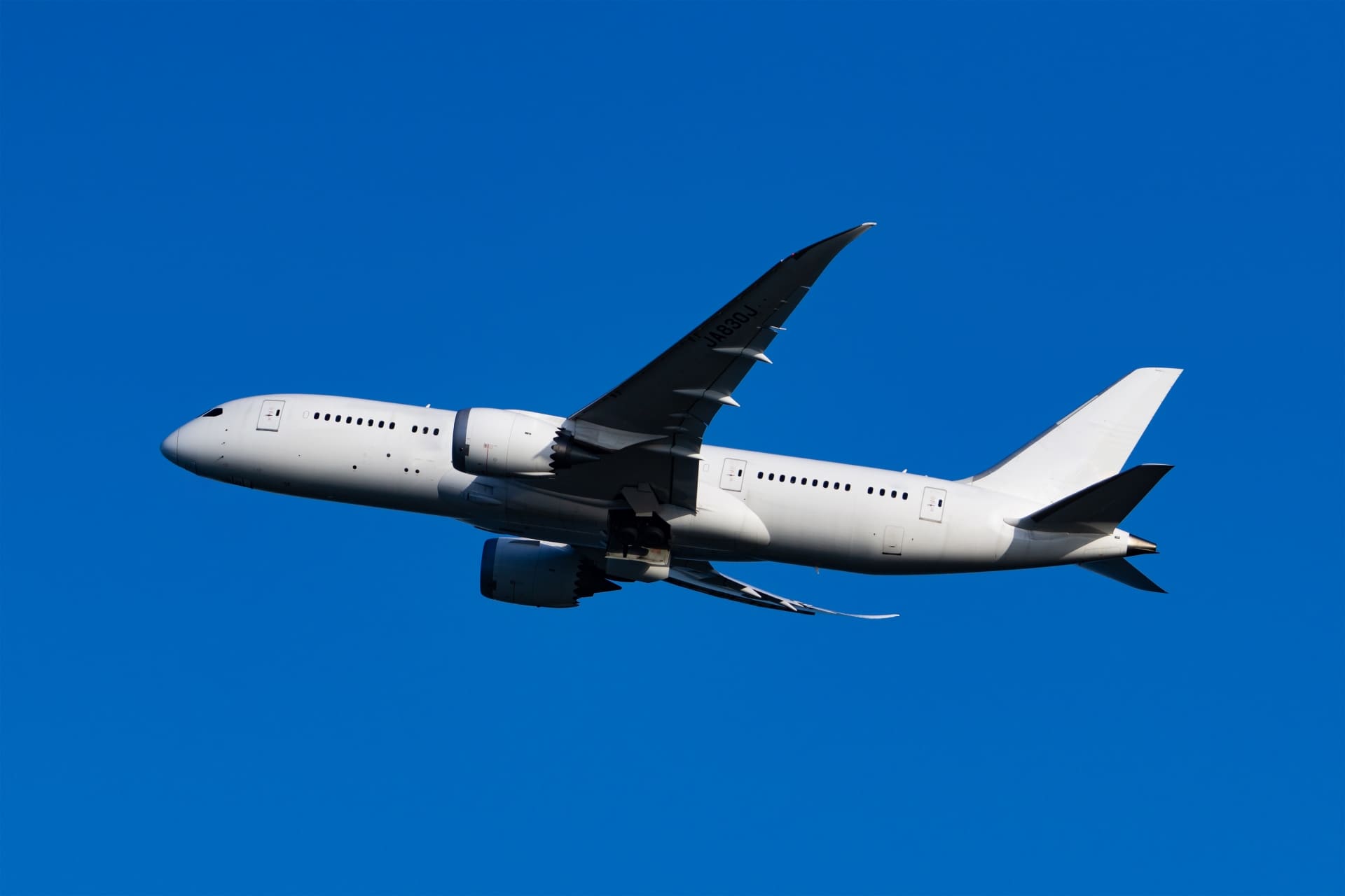 航空輸送に適した貨物の種類とは？精密機器も含めた判断基準を解説